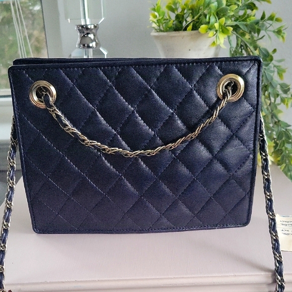 Bloomingdale's Handbags - Bloomingdale's Quilted Navy Blue Chain Shoulder Bag